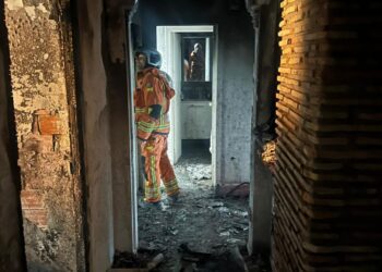 Un incendio destruye una vivienda en Port Saplaya y dos vecinos y un bombero son atendidos