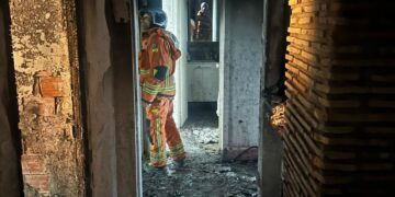 Un incendio destruye una vivienda en Port Saplaya y dos vecinos y un bombero son atendidos