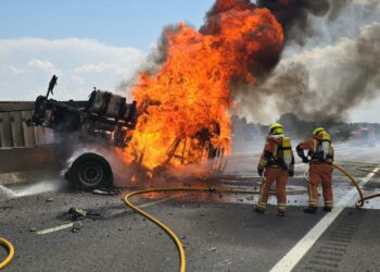 Dos accidentes de camión cortan la A3 y complican la circulación en esta vía