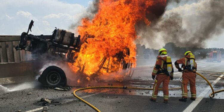 Dos accidentes de camión cortan la A3 y complican la circulación en esta vía