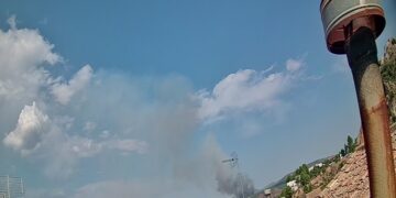 7 medios aéreos en un Incendio Forestal en Teresa de Cofrentes provocado por un rayo