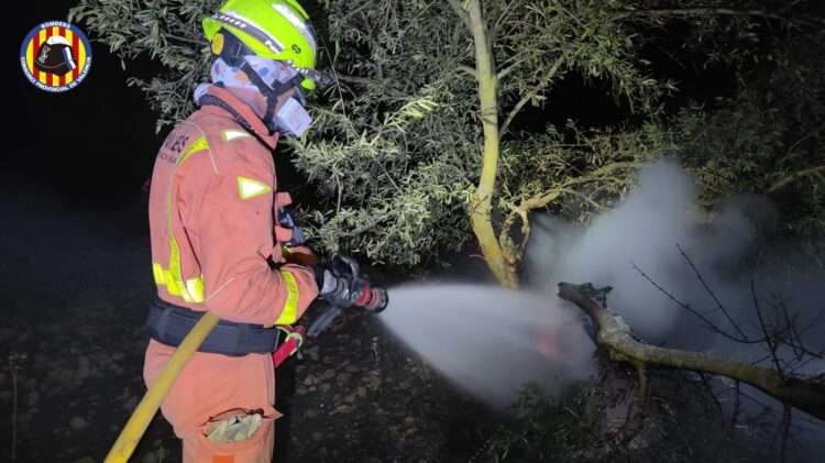 Sigue activo el incendio forestal de Teresa de Cofrentes aunque muy debilitado