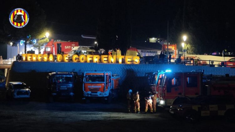 Sigue activo el incendio forestal de Teresa de Cofrentes aunque muy debilitado