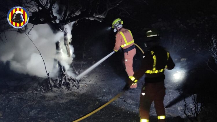 Sigue activo el incendio forestal de Teresa de Cofrentes aunque muy debilitado