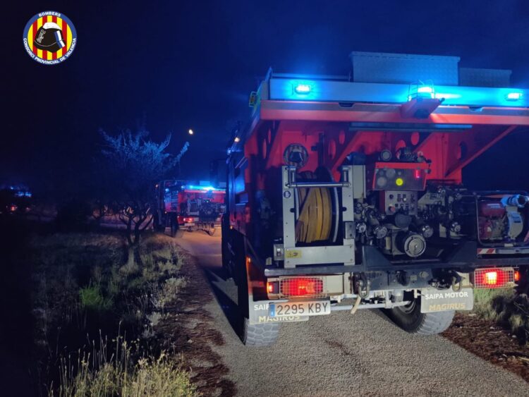 Sigue activo el incendio forestal de Teresa de Cofrentes aunque muy debilitado