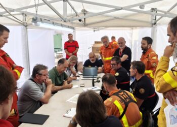 Sigue activo el incendio forestal de Teresa de Cofrentes aunque muy debilitado