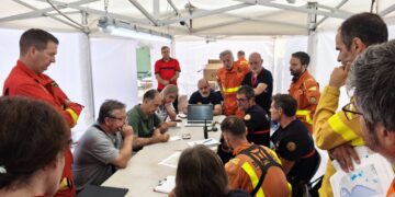 Sigue activo el incendio forestal de Teresa de Cofrentes aunque muy debilitado