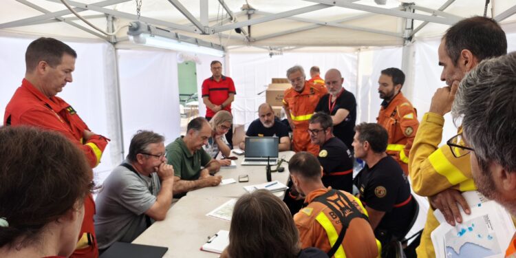 Sigue activo el incendio forestal de Teresa de Cofrentes aunque muy debilitado