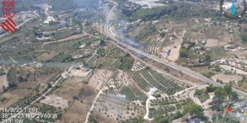 Incendio de matorral y cañar en Atzeneta d'Albaida