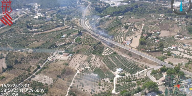 Incendio de matorral y cañar en Atzeneta d'Albaida 1 Incendio de matorral y cañar en Atzeneta d'Albaida