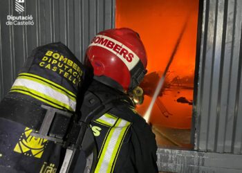 Un incendio destruye una nave de Burriana y ocupa durante la noche a los Bomberos del Consorci de Castelló