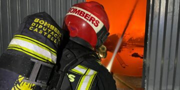 Un incendio destruye una nave de Burriana y ocupa durante la noche a los Bomberos del Consorci de Castelló