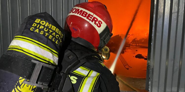 Un incendio destruye una nave de Burriana y ocupa durante la noche a los Bomberos del Consorci de Castelló