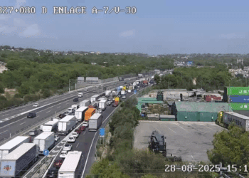 Un accidente múltiple en la A-7 a la altura de Godella deja 8 heridos y retenciones de 20 kilómetros