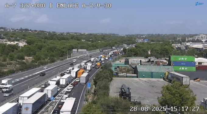 Un accidente múltiple en la A-7 a la altura de Godella deja 8 heridos y retenciones de 20 kilómetros