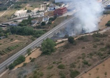 Localizado un incendio de vegetación en Les Coves de Vinromà y controlado el incendio de Orihuela