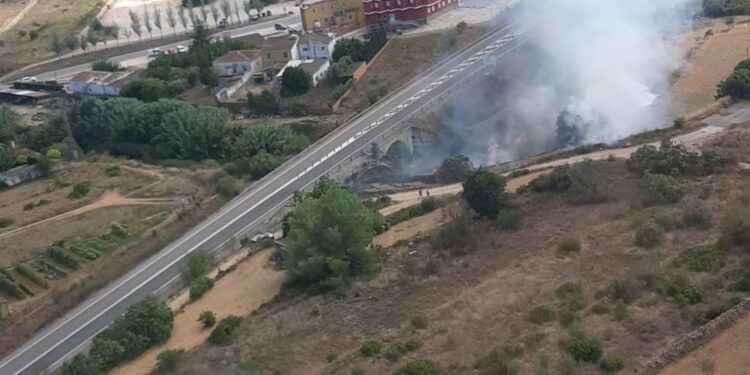Localizado un incendio de vegetación en Les Coves de Vinromà y controlado el incendio de Orihuela