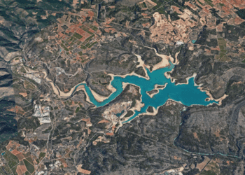 4 medios aéreos luchan contra el fuego de un incendio forestal en Onda