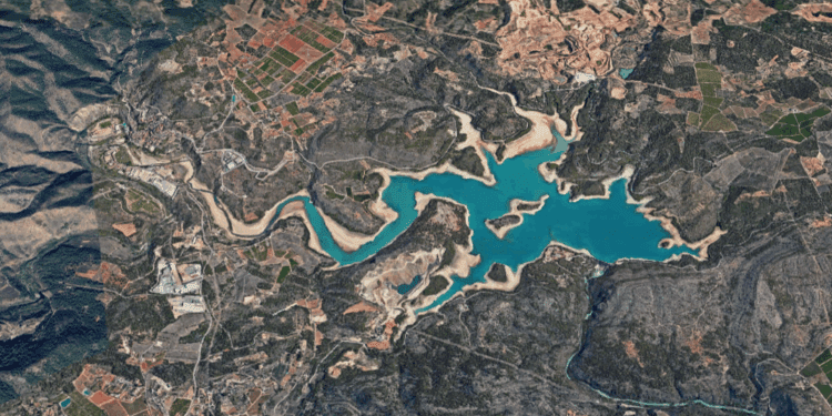 4 medios aéreos luchan contra el fuego de un incendio forestal en Onda