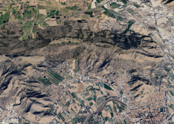 Dos medios aéreos luchan contra un incendio forestal en Orihuela