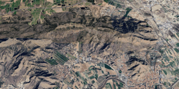 Dos medios aéreos luchan contra un incendio forestal en Orihuela