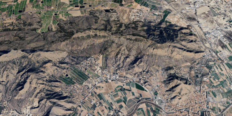 Dos medios aéreos luchan contra un incendio forestal en Orihuela