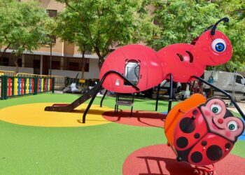 Torrent instala un nuevo juego infantil en forma de hormiga en la Plaza Pintor Miró