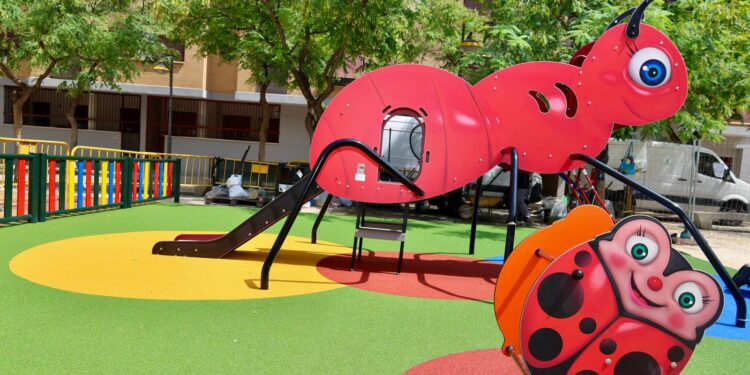 Torrent instala un nuevo juego infantil en forma de hormiga en la Plaza Pintor Miró