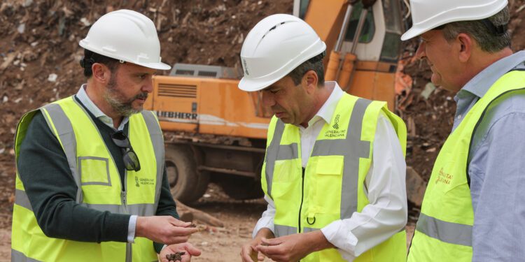 Mazón anuncia un nuevo plan de residuos para auxiliar a los ayuntamientos y retirar los escombros generados por la reconstrucción