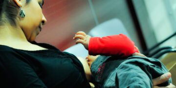Más del 70% de las madres que dan a luz en el Hospital Universitario del Vinalopó inician la lactancia materna tras el primer contacto piel con piel