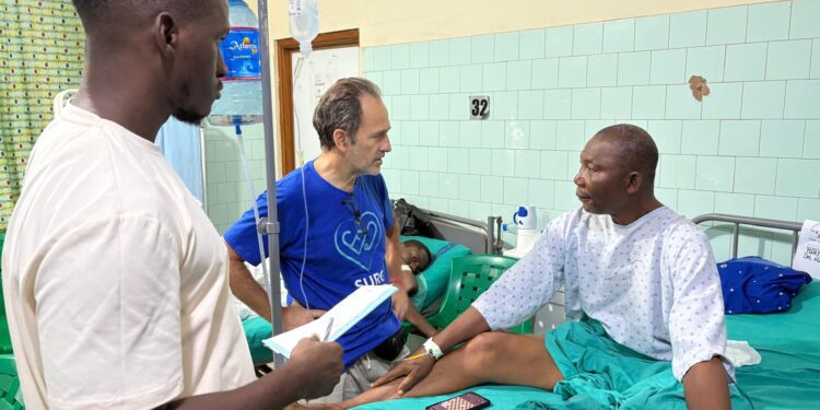 El equipo de urología de Vithas opera a decenas de pacientes sin recursos en una misión humanitaria de Surg for All en África 1 El equipo de urología de Vithas opera a decenas de pacientes sin recursos en una misión humanitaria de Surg for All en África