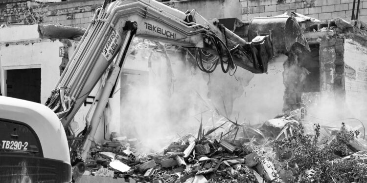 El Ayuntamiento de Torrent inicia la demolición urgente de inmuebles en riesgo tras las inundaciones de la DANA del 29 de octubre de 2024