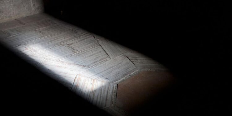 Alineación solar en El Micalet en la Sala gótica de la prisión en la festividad de la Asunción de la Virgen