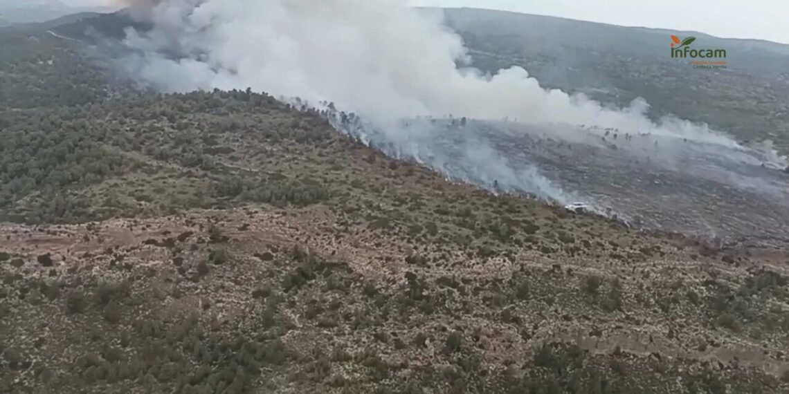 Primeros desalojos y 11 medios aéreos en el Incendio Forestal de Teresa de Cofrentes
