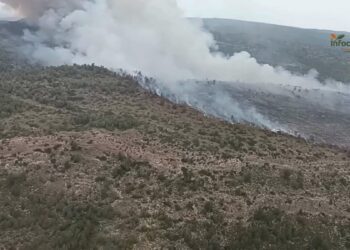 Primeros desalojos y 11 medios aéreos en el Incendio Forestal de Teresa de Cofrentes