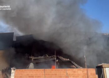 35 bomberos de Diputació de Castelló siguen trabajando en el incendio industrial de Vinaròs