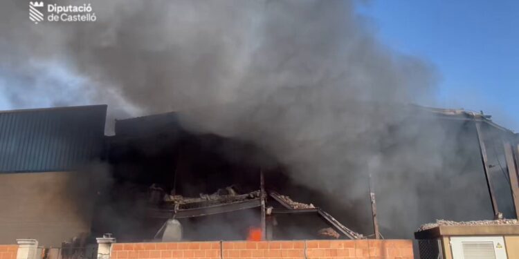 35 bomberos de Diputació de Castelló siguen trabajando en el incendio industrial de Vinaròs