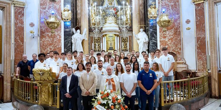 El Valencia CF visita la Basílica de la Virgen ante el inicio de temporada 1 El Valencia CF visita la Basílica de la Virgen ante el inicio de temporada