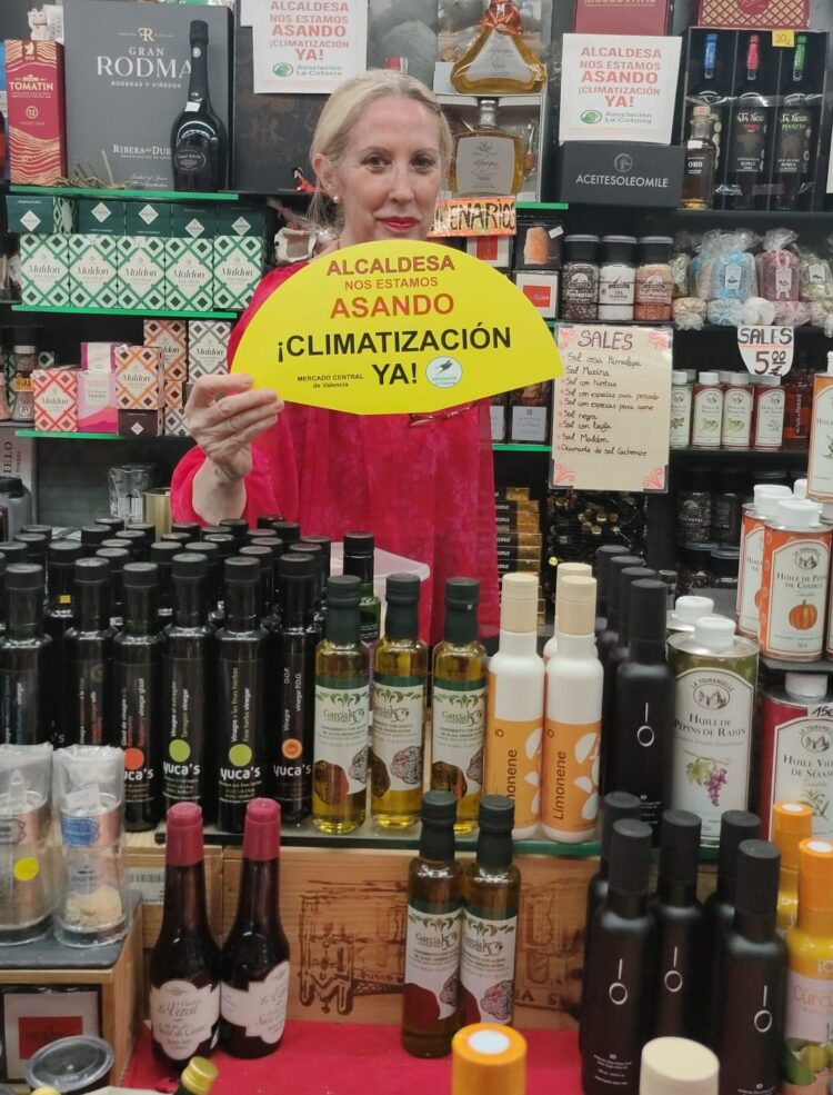 La solución de los gestores del Mercado Central contra el calor: vender abanicos y ventiladores