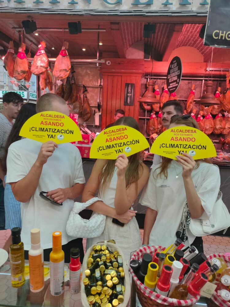 La solución de los gestores del Mercado Central contra el calor: vender abanicos y ventiladores