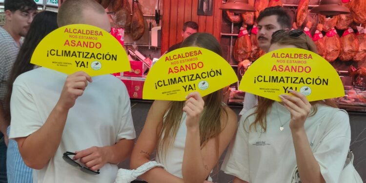 El Mercado Central de Valencia se llena de abanicos por el calor que exigen soluciones a Catalá
