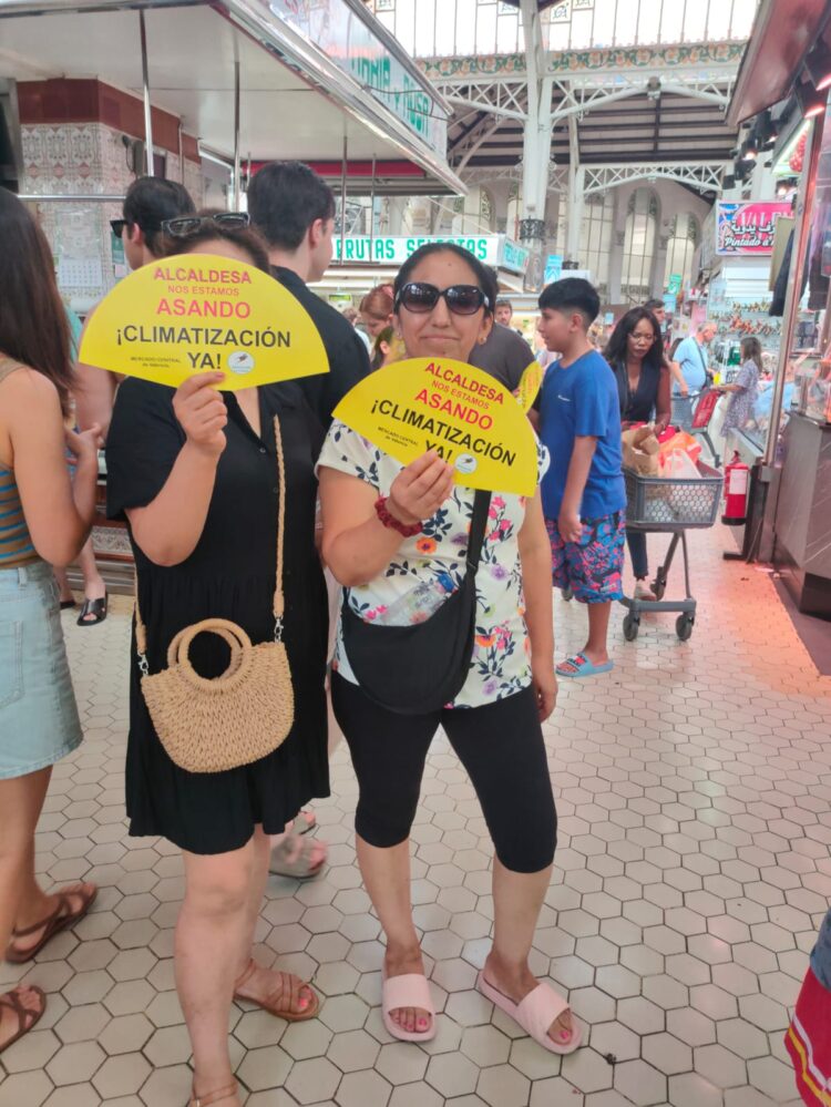 La solución de los gestores del Mercado Central contra el calor: vender abanicos y ventiladores