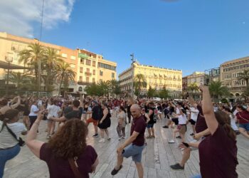 Más de un centenar de personas festejan el día de la danza tradicional valenciana en el corazón de Valencia