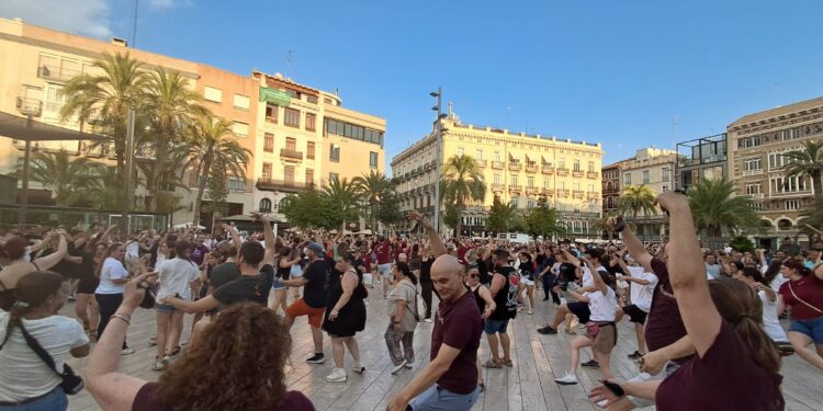 Más de un centenar de personas festejan el día de la danza tradicional valenciana en el corazón de Valencia