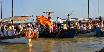 Cientos de embarcaciones acompañan al Cristo de la Salud del Palmar por el lago de la Albufera en su romería