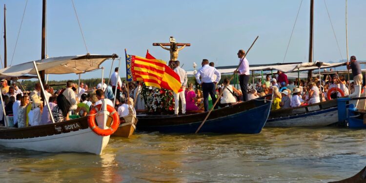Cientos de embarcaciones acompañan al Cristo de la Salud del Palmar por el lago de la Albufera en su romería 1 Cientos de embarcaciones acompañan al Cristo de la Salud del Palmar por el lago de la Albufera en su romería