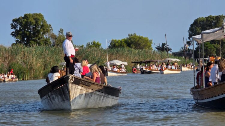 Cientos de embarcaciones acompañan al Cristo de la Salud del Palmar por el lago de la Albufera en su romería