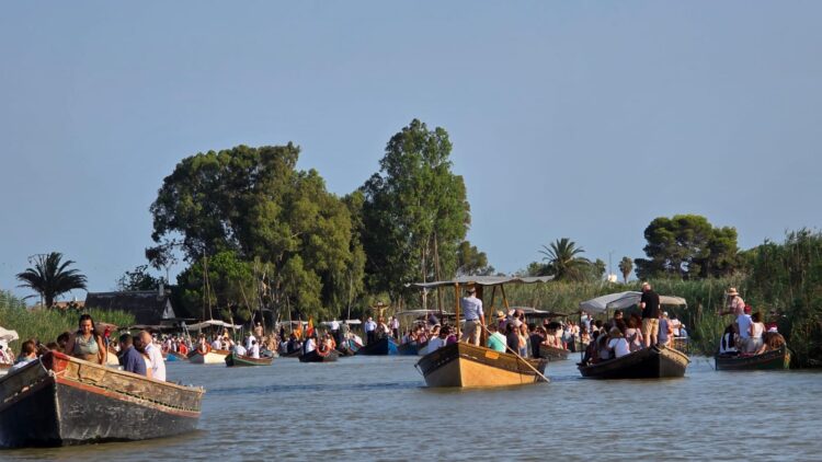 Cientos de embarcaciones acompañan al Cristo de la Salud del Palmar por el lago de la Albufera en su romería
