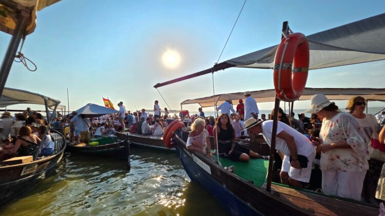 Cientos de embarcaciones acompañan al Cristo de la Salud del Palmar por el lago de la Albufera en su romería