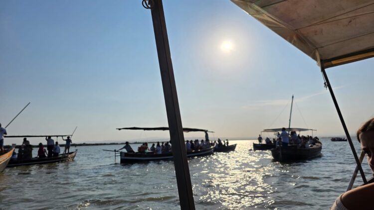 Cientos de embarcaciones acompañan al Cristo de la Salud del Palmar por el lago de la Albufera en su romería